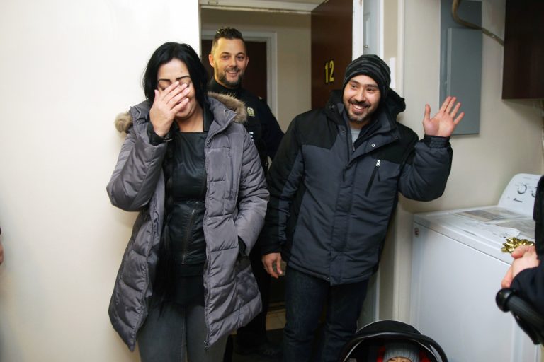 Des policiers viennent en aide à une jeune famille sinistrée Ayant délaissé leur logement vide en matinée, le couple El-Kasichi-Essah l'a trouvé complètement meublé par des policiers de l'équipe no. 2 de la Gendarmerie à son retour.