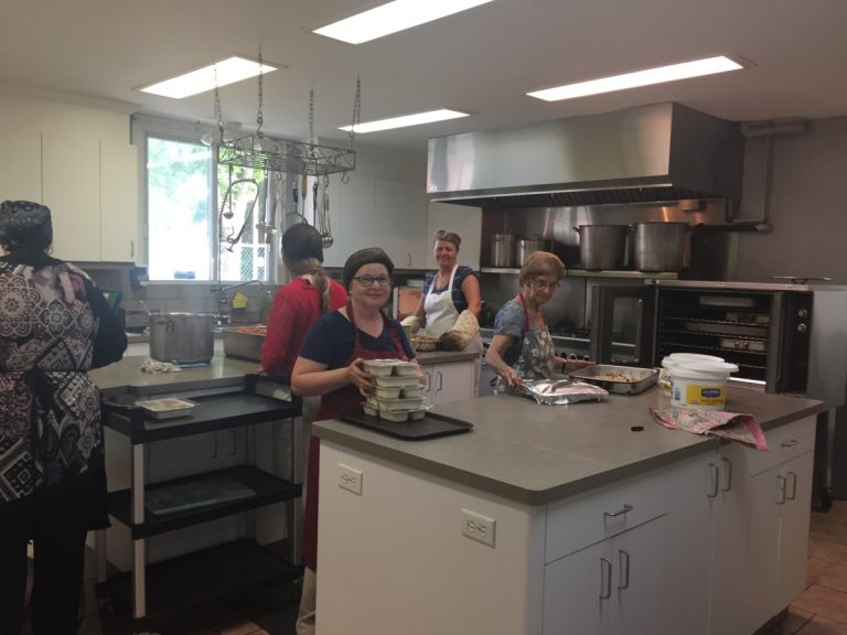 Les bénévoles préparent près de 200 000 repas annuellement.