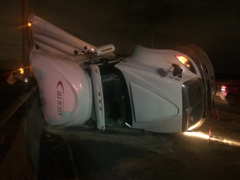Vents violents: un camion a bien failli plonger dans la rivière Ce camion s'est retrouvé dans une fâcheuse posture en raison des vents violents.