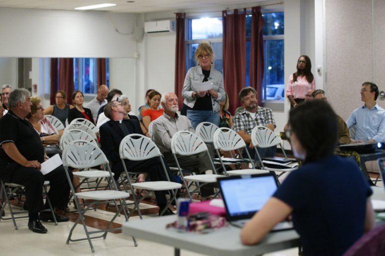 La grande majorité des personnes présentes ont indiqué payer leurs factures de façon électronique et non plus par la poste.