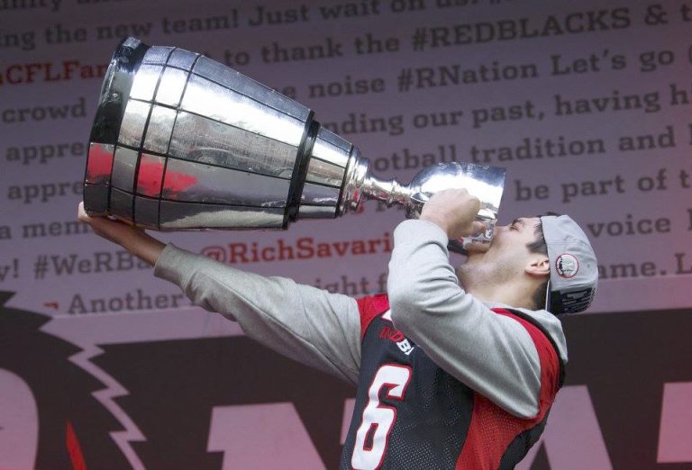 Antoine Pruneau fera des heureux en partageant la Coupe Grey durant quelques minutes.