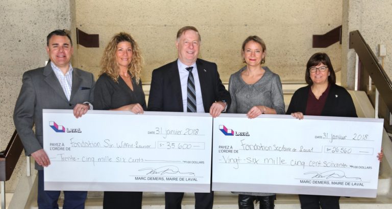 On retrouve sur la photo, Christian Fréchette, président de la Fondation Sir-Wilfrid-Laurier; Jennifer Maccarone, présidente de la Commission scolaire Sir-Wilfrid-Laurier; Marc Demers, maire; Reine Lafond, présidente de la Fondation scolaire de Laval et Louise Lortie, présidente de la CSDL.