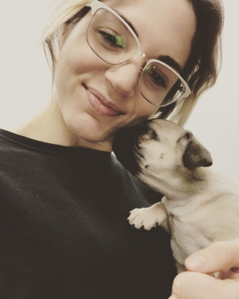 Nurit Aizenstros veut serrer dans ses bras son chien Squishy.