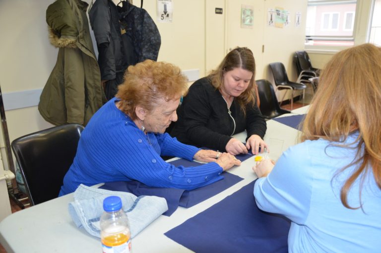 Des Fermières ont transmis leurs connaissances Avec cet atelier, les participantes ont appris des rudiments de base de la couture, qui ont mené à la confection d'un sac.