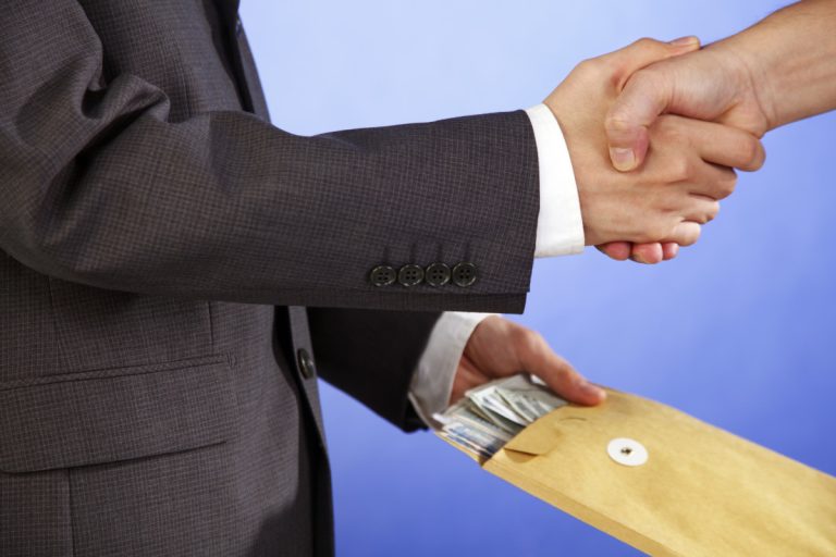 La Ville s'apprête à lancer un train de poursuites envers les corrupteurs et collusionnaires qui se sont partagé entre eux les contrats publics à Laval entre 1996 et 2010.