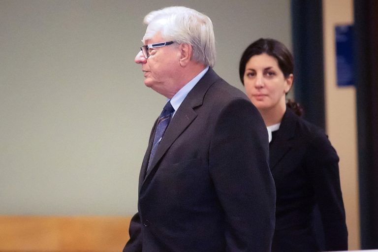 Gilles Vaillancourt fait face à l'accusation la plus grave, soit d'avoir été le chef d'un gang qui aurait sévi pendant au moins 15 ans à la faveur d'un système de corruption et de collusion dans l'octroi de contrats publics, à Laval.