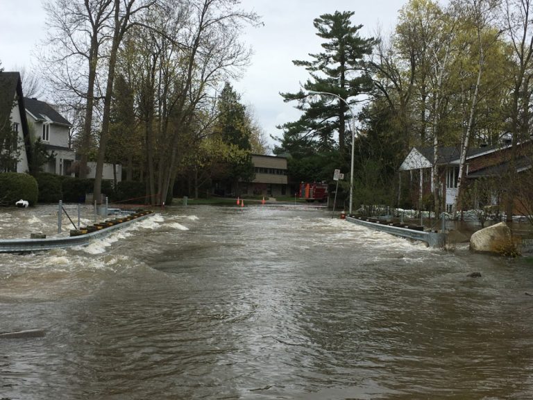 Bilan de la situation en ce lundi midi La situation sur les îles de Laval est critique. Certains secteurs sont même inaccessibles.