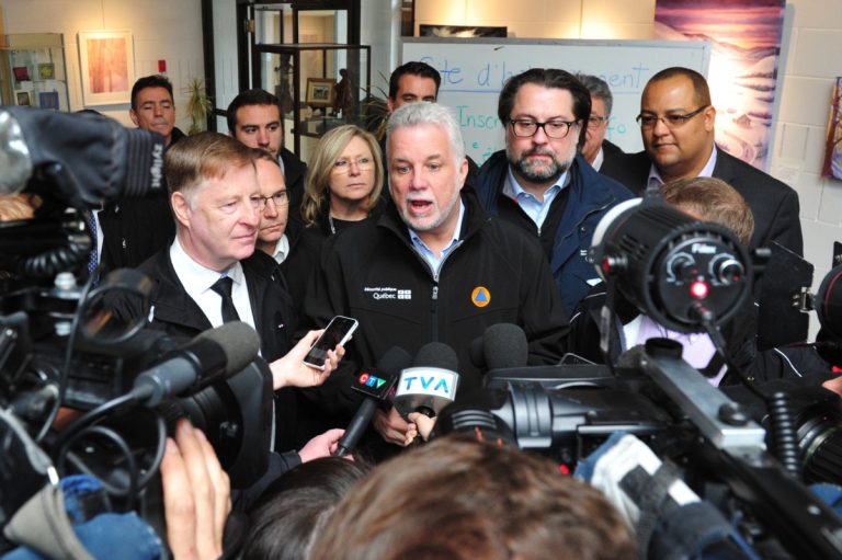 Le premier ministre Couillard de passage à Laval Le premier ministre Philippe Couillard en présence du maire Marc Demers, de députés libéraux régionaux et des ministres Martin Coiteux (Sécurité publique), David Heurtel (Environnement) et Francine Charbonneau (Aînés et Lutte contre l'intimidation).