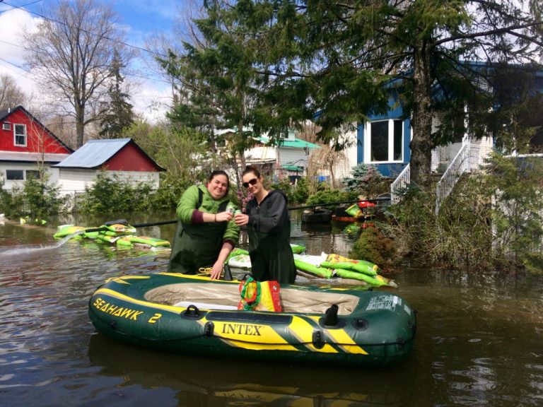 Un «toast» à l’entraide entre sinistrés à Laval-Ouest Julie Hamelin et Shannie Methot trinquent à leurs efforts soutenus depuis samedi.