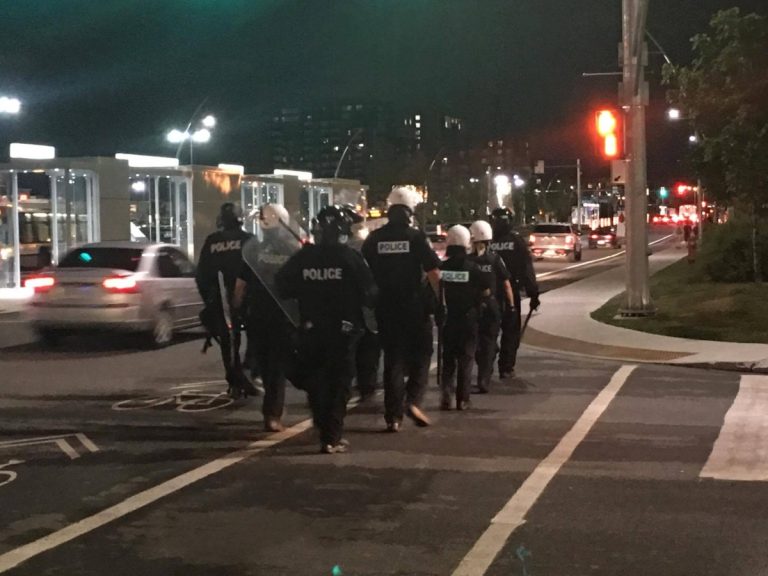 Les policiers en contrôle de foule ont été appelés en renfort.