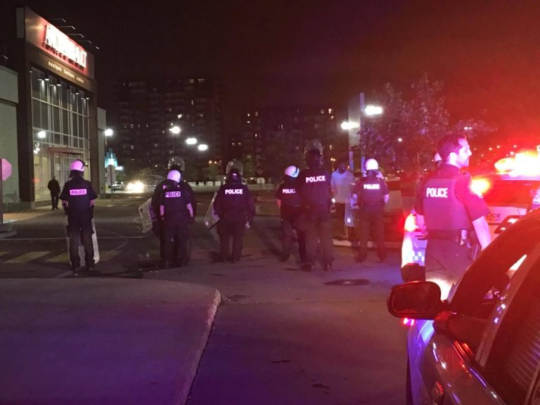 Les belligérants, âgés de 15 à 18 ans, ont quitté les lieux des fêtes marocaines pour se diriger vers le Centre Laval et les Galeries Laval, où des dommages ont été rapportés.