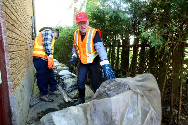 Le maire Marc Demers a tenu à mettre la main à la pâte lors de la Grande Corvée de samedi.