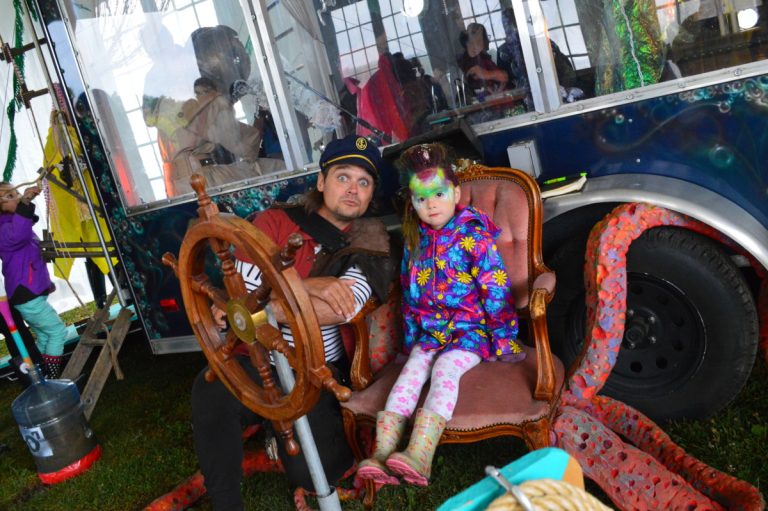 Laval fête ses familles sous la pluie Alexia Bouchard, 3 ½ ans, a bravé la pluie avec sa famille pour se faire maquiller.