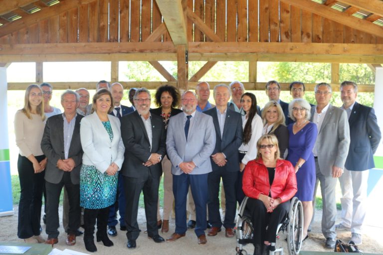 Le Parti Laval veut investir dans les quartiers Michel Trottier était accompagné des 21 candidats de son parti lors du lancement de sa campagne, dimanche.