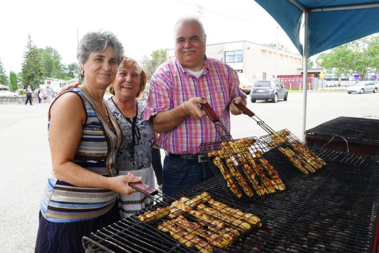 Goûter la culture hellénique Maria Stavropoulos, Maria Saphis et Denis Marinos étaient fiers de faire découvrir les souvlakis grecs.