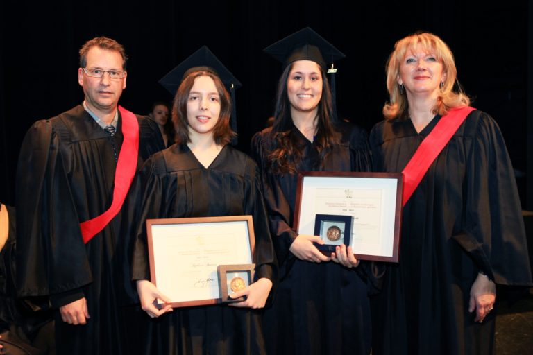 Finissantes au Collège Montmorency, Stéphanie Spearson et Élisanne Ayotte ont affiché la meilleure moyenne au terme de leurs études collégiales, ce qui leur a valu la Médaille du Gouverneur du Canada lors de la Collation des grades, le 11 novembre.  Elles sont entourées sur la photo d'Yves Carignan, directeur aux affaires étudiantes et à la communauté, et de France Lamarche, directrice des études.