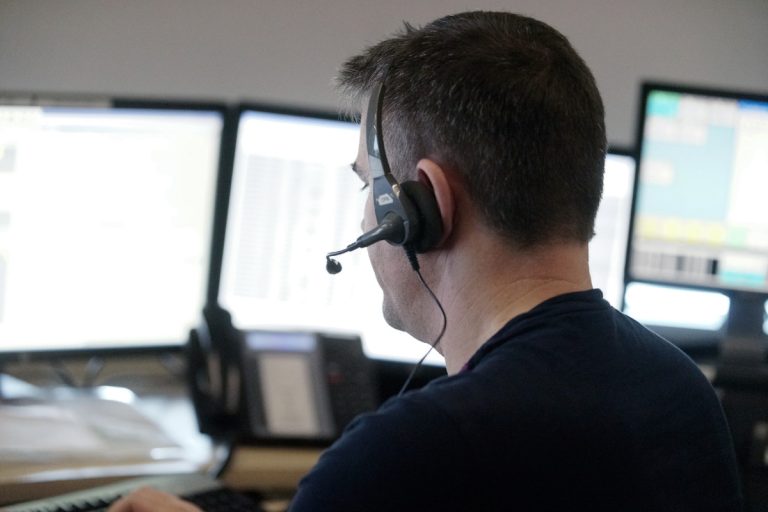 Du meurtre de mafieux au vol d’ange du huitième étage Fusillade, noyade, accidents avec blessé grave, les opérateurs de la Centrale 911 de Laval sont formés pour répondre à toute situation d'urgence. (Photo TC Media - Mario Beauregard)