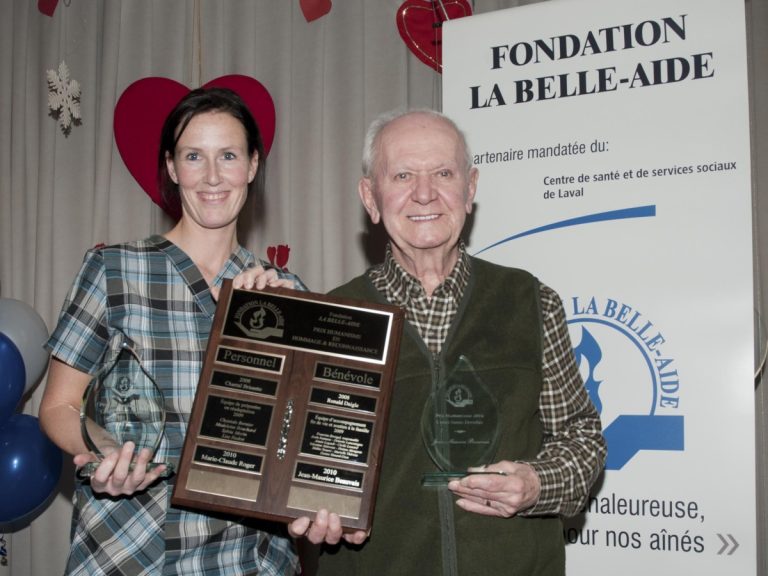 Marie-Claude Roger, lauréate du prix Humanisme catégorie Personnel, pose aux cotés de Jean-Maurice Beauvais, lauréat du prix Humanisme catégorie Bénévole. (Photo: Alarie Photos)