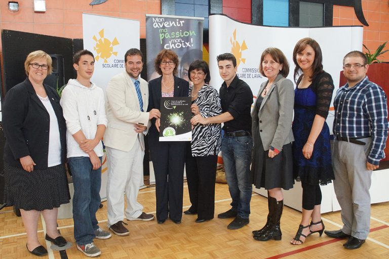 De gauche à droite: Suzie Lalonde, commissaire, Alexandre Martin, élève de la formation préparatoire au travail, FPT, Patrice St-Amand, directeur adjoint du Centre de qualification professionnelle et d'entrepreneuriat de Laval, Lise Laroche, directrice du Centre de qualification professionnelle et d'entrepreneuriat de Laval, Louise Lortie, présidente de la CSDL,  Georges Koudsi, élève au Pré-DEP-3, Marie-Andrée Tourangeau, directrice générale adjointe aux affaires éducatives, ordre secondaire, éducation des adultes et formation professionnelle, Alia Haddad, commissaire, Mouher Terjanian, attaché politique du député de Chomedey, Guy Ouellette.