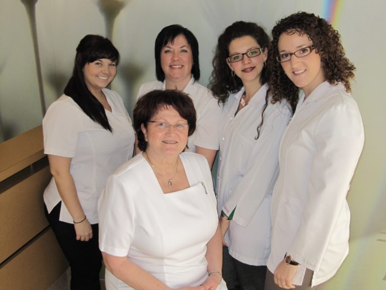 Dre Katy Tieman (à droite) avec son équipe.