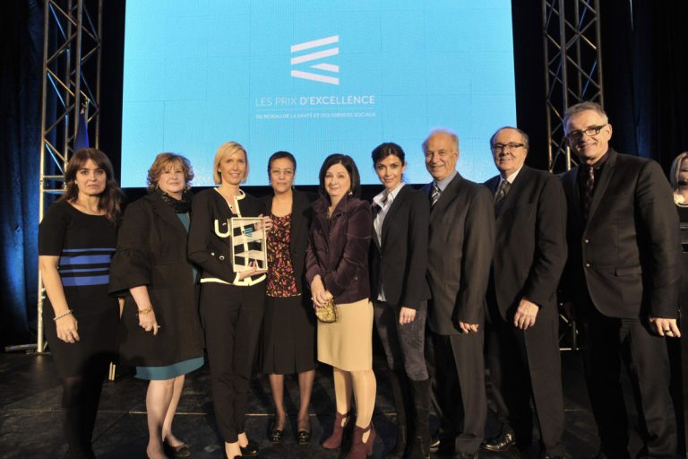 Véronique Hivon, ministre déléguée aux Services sociaux et à la Protection de la jeunesse, Caroline Bardir, Geneviève Lefebvre, Zahra Jabli, Andrée Fortin, infirmière, Mélissa Denis, Gaston Joly, Claude Desjardins, président-directeur général de l'Agence de la santé et des services sociaux de Laval, et le docteur Réjean Hébert, ministre de la Santé et des Services sociaux, étaient sur scène pour la remise du Prix.