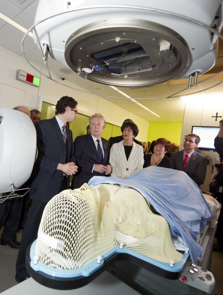 Les dignitaires ont eu droit à une visite des salles de radiothérapie.