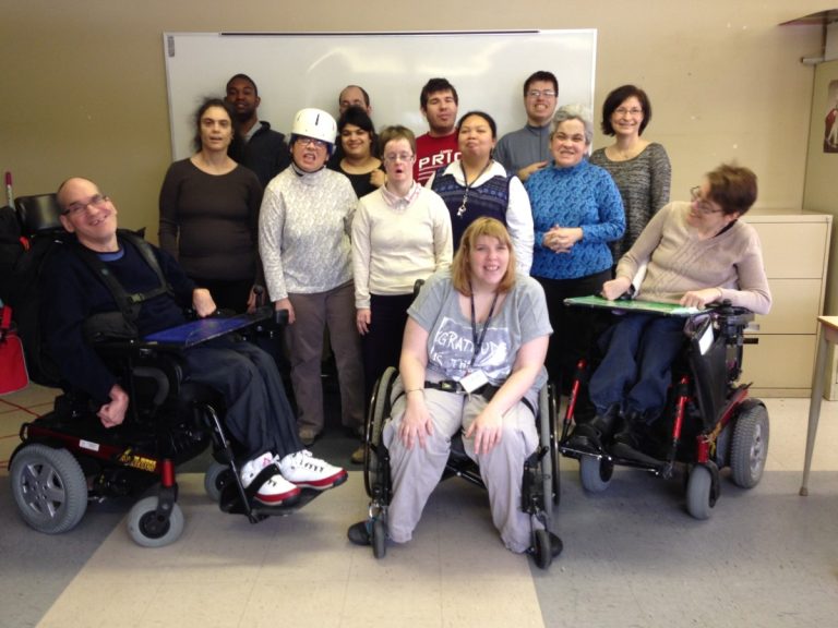 Une initiative pour la persévérance scolaire connaît un grand succès La classe d‘intégration sociale du Centre d’éducation des adultes Le Tremplin a fabriqué et distribué près de 5000 petites épingles avec un slogan motivateur, dans le cadre des Journées de la persévérance scolaire.