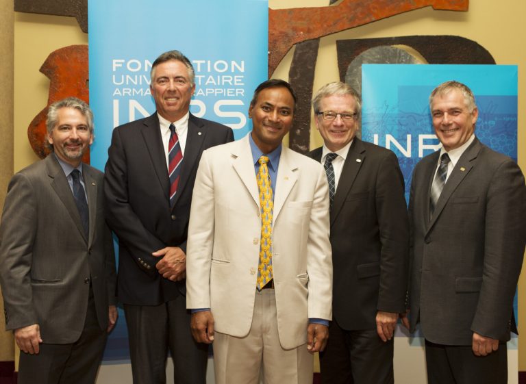 Lancement d’une chaire de recherche sur la maladie d’Alzheimer Dans l'ordre habituel, on reconnaît le professeur Charles Dozois, directeur du Centre INRS–Institut Armand-Frappier, André B. Charron, membre de la famille donatrice, le professeur Charles Ramassamy, titulaire de la Chaire de recherche Louise et André Charron sur la maladie d’Alzheimer, Rémi Quirion, scientifique en chef du Québec, et Daniel Coderre, directeur général de l’INRS.