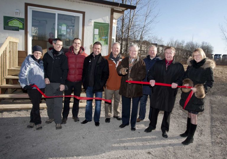 Gilles Vaillancourt, maire de Laval, a coupé le traditionnel ruban lors de l’inauguration du chalet. (Photo: Alarie Photos)