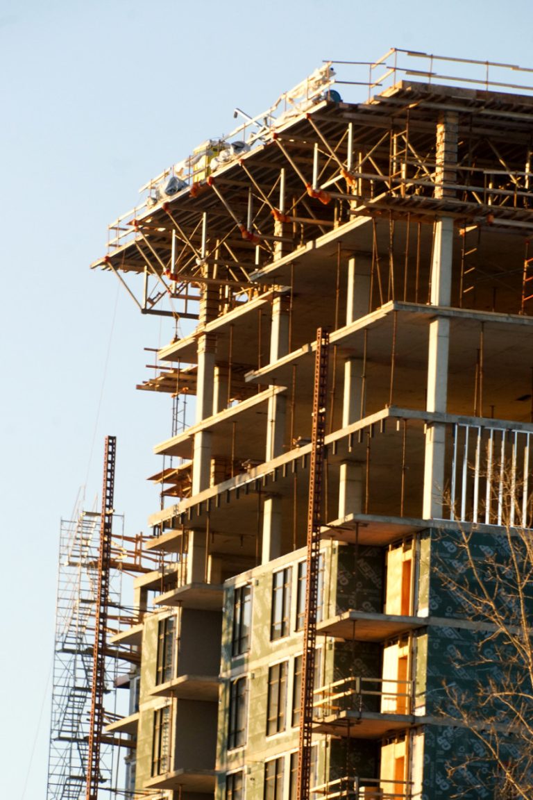 Promoteurs, constructeurs et hauts fonctionnaires municipaux composent un comité permanent d’amélioration des processus pour faciliter et accélérer le développement économique sur le territoire lavallois.