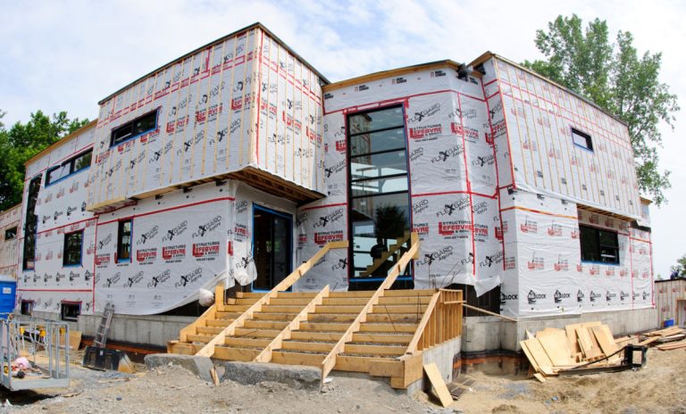 Toutes les demandes de permis effectuées à compter de la date d’entrée en vigueur du nouveau règlement de construction révisé, soit vers la fin de septembre , devront être conformes au Code de construction du Québec 2010 et aux nouvelles normes édictées.