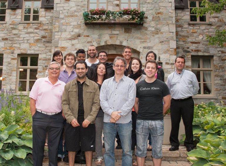 De futurs sommeliers au Château Taillefer Lafon Au centre-avant, Jean Beaudin, enseignant en sommellerie et le maître de chais Merched Al Fakhri, entouré des sommeliers.