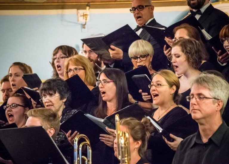 Une vingtaine de choristes prendront part aux six concerts en territoire français.(Photo gracieuseté)