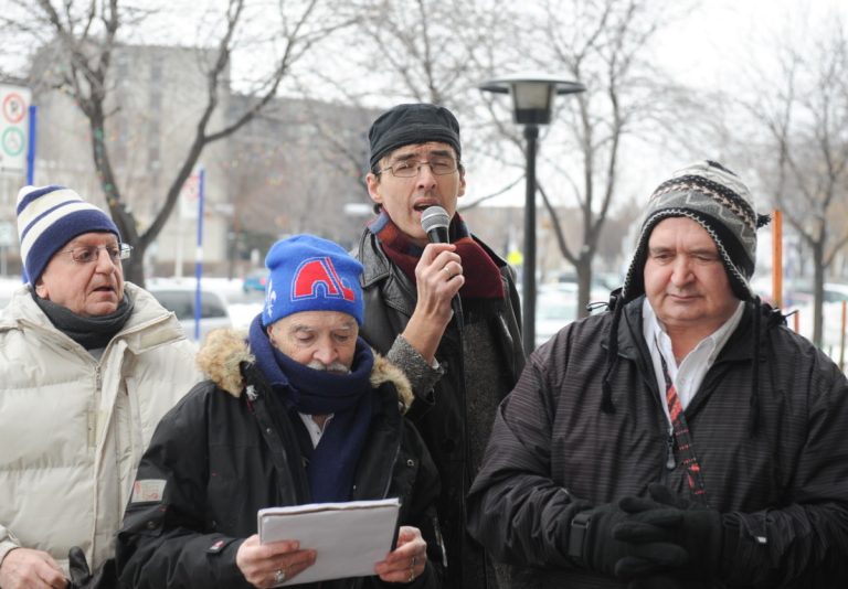 Directeur artistique de la chorale Sous les étoiles, Pierre Anthian (micro à la main) a maille à partir avec la direction de l'Accueil Bonneau.