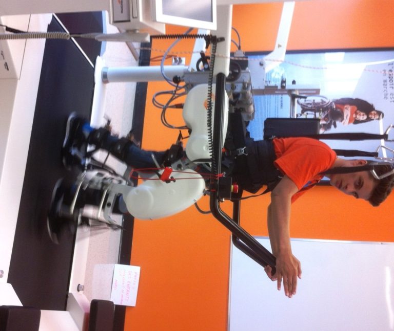 Le projet est rendu possible grâce aux recherches de la famille d’Emmanuel Mavridakis pour l’aider dans sa réadaptation, à la suite d’un violent accident de la route qui l’a laissé paraplégique.