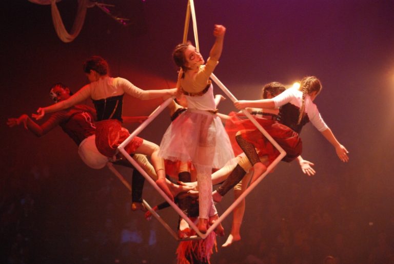 Des enfants acrobates et créatifs font le cirque à la Tohu Quelques élèves performent au cube aérien.