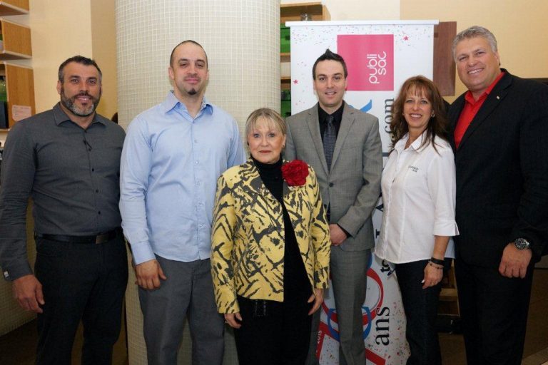 Wilson, gérant, Restaurant Coco Loco; Nick, propriétaire du restaurant; Jocelyne Harton, Re/Max 2001; Jonathan Bray, Desjardins; Josée Dufour, Courrier Laval; et Martin Olivier, directeur général, Courrier Laval.