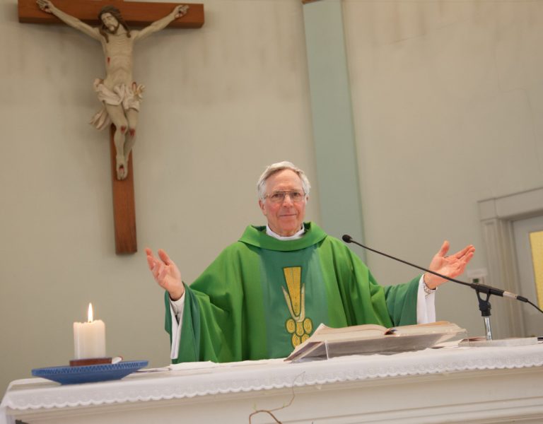 Curé depuis 50 ans Claude Desrochers fêtera son 50e anniversaire de Sacerdoce le 11 mai prochain.