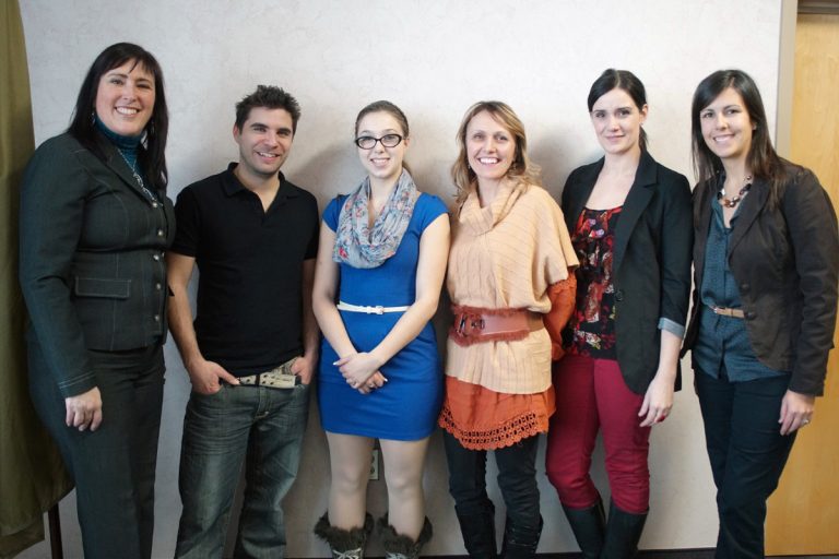 Dans l'ordre habituel: Nathalie Plante, directrice au développement entrepreneurial au CLD de Laval et responsable régionale du 15e Concours québécois en entrepreneuriat, Jonathan Greffe, agent de service social au Collège Montmorency, Gabrielle Dagenais, coordonnatrice du Groupe d'entraide Momo Écoute, Manon Dufour, enseignante à l'école primaire Harmonie, Isabelle Lalancette, agente de sensibilisation à l'entrepreneuriat jeunesse au CJE, et Andréanne Leduc, conseillère en développement des entreprises au CLD de Laval.