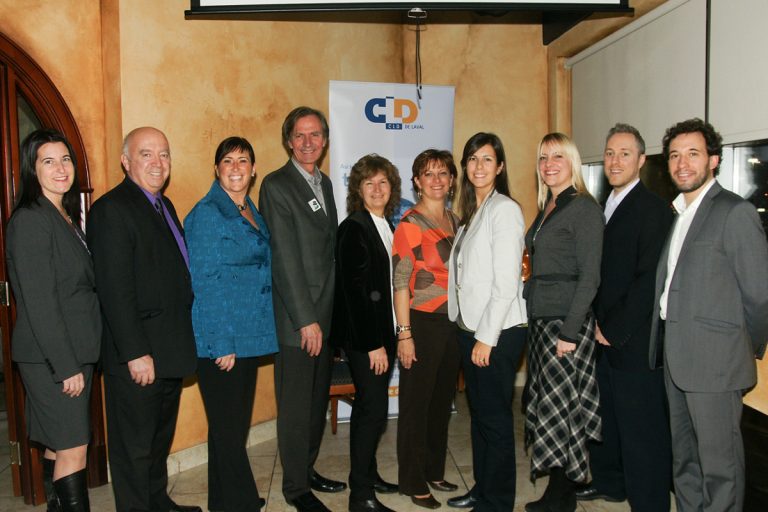 Caroline Thibodeau, conseillère publicitaire, Courrier Laval, en compagnie de l’équipe du CLD, André Filion, Nathalie Plante, Robert Lefebvre, Laurence Chaumillon, Nathalie Caron, Andréanne Leduc, Emmanuelle Saulnier, Patrick Villapiana et Martin Lapierre.