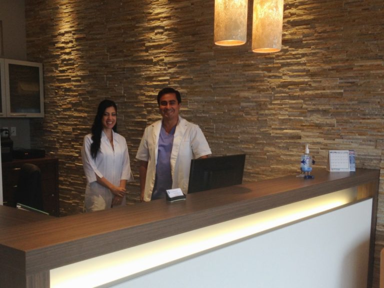 Dr Saba en compagnie de son assistante Marla.