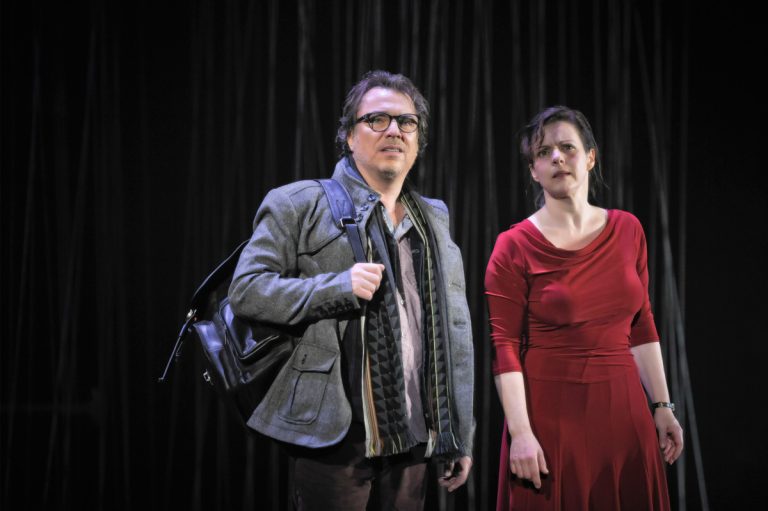 Personne ne reste indifférent devant l'intensité et le tour de force accomplis par les comédiens de la pièce «Clôture de l'amour», jouée ici par Christian Bégin et Maude Guérin.(Photo gracieuseté) 