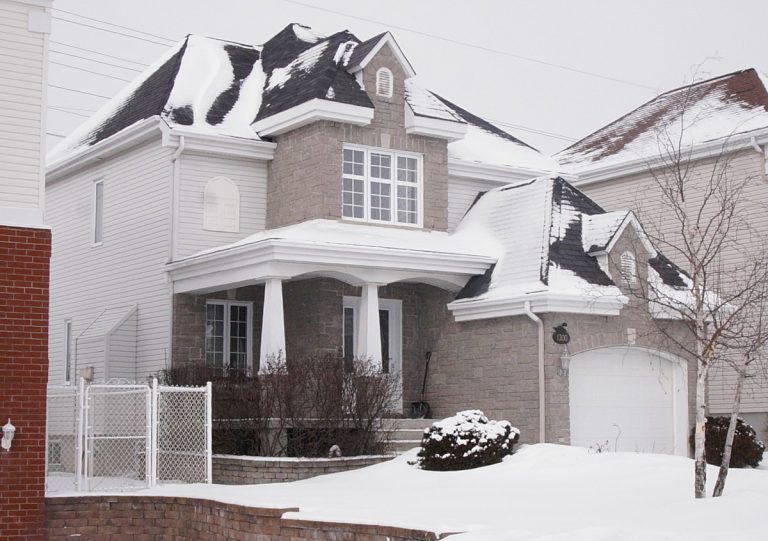 Popularisé via de nombreux sites Internet relies au commerce de nature érotique et sexuelle, le club échangiste est exploité dans la résidence d'un coin tranquille d'Auteuil, près du boulevard Sainte-Rose. (Photo TC Media - Mario Beauregard)
