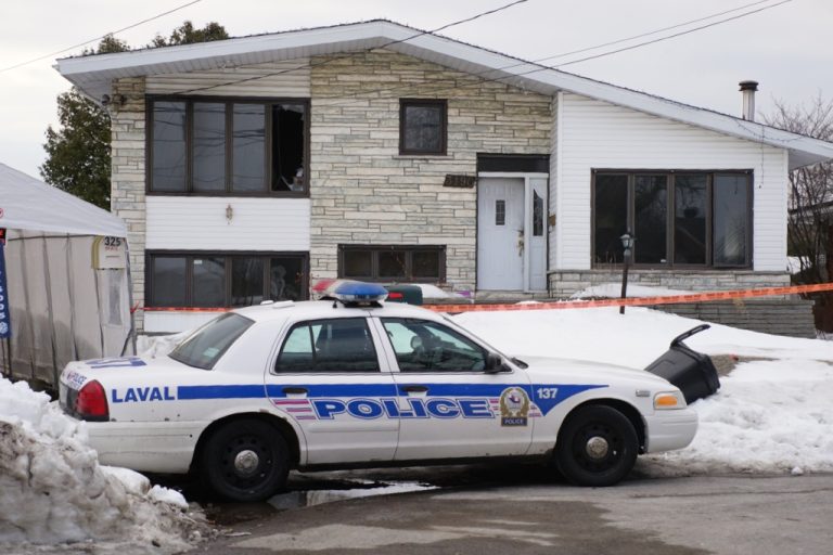 Cocktail Molotov dans Duvernay Les enquêteurs poursuivent leurs recherches.(Photo: Mario Beauregard)