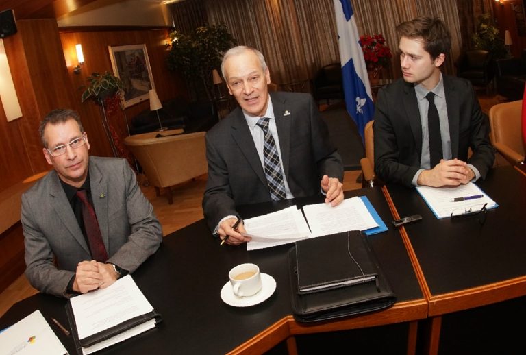 Le directeur général du Collège Montmorency, Hervé Pilon, entouré de son directeur du Service des affaires étudiantes et services à la communauté, Yves Carignan, et du député de Laval-des-Rapides, Léo Bureau-Blouin.