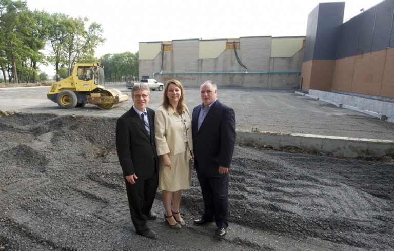 Étaient présents à la visite de chantier du 3 septembre, dans l’ordre habituel, le directeur général du Collège Laval, Michel Baillargeon, la directrice des services administratifs Lise Bégin et le président du conseil d’administration Michel Plante. (Photo:Martin Alarie)