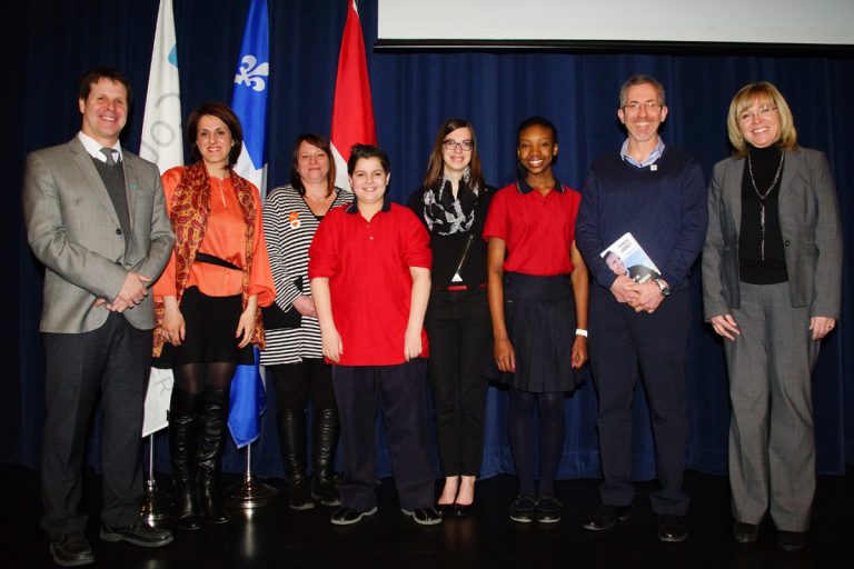 Michel Bergeron, directeur de 1ère secondaire, Djemila Benhabib (PQ), Anik Paradis (QS), Marie-Line Campeau Drouhard, enseignante d’histoire, Sylvain Loranger (CAQ), Francine Charbonneau (PLQ) et deux élèves ayant participé à la conférence.