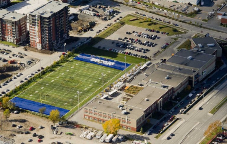 Des quelque 200 places de stationnement dont dispose le Collège Letendre, une trentaine est offerte en location aux automobilistes usagers du métro Montmorency. (Photo:Martin Alarie)