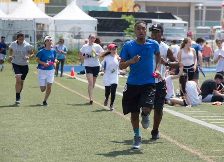 Les 1450 élèves ont amassé près de 15 000 $ lors du Défi-Jeunesse 1 km des écoles privées pour le Centre d’excellence en traumatologie du CHU Sainte-Justine.