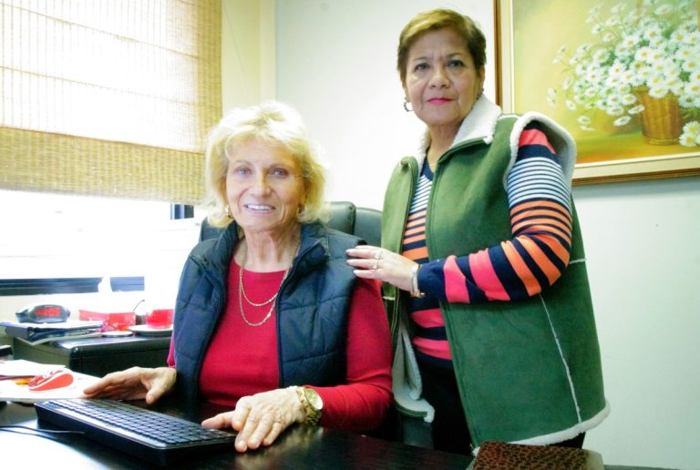 Danae Savides et Maria Elena Pinto, du Carrefour d'Intercultures de Laval, accompagneront les réfugiés.